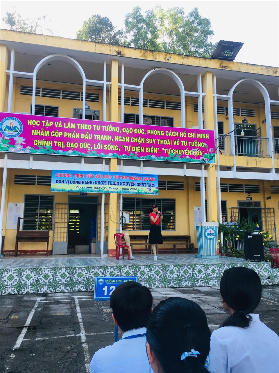 Cô Tâm đến truyền cảm hứng cho học sinh trường THPT Cao Lãnh 2 trước kỳ thi. Ảnh: PK