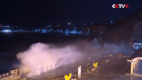 Bão Hagupit gây sóng lớn ở Chiết Giang. Ảnh: CCTV