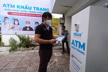 Cận cảnh "ATM khẩu trang" phát miễn phí đầu tiên ở TPHCM