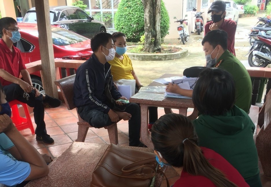 Công an tỉnh Bình Dương tiếp nhận đơn tố cáo từ những nạn nhân của dự án đất nền “ma” Khu dân cư An Điền 1 và An Điền 2. Ảnh: Dương Bình