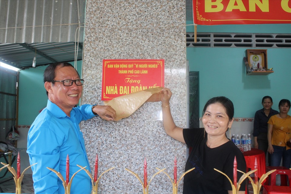 Chị Thơ vui mừng đón nhận ngôi nhà Đại đoàn kết. Ảnh: Trung Hiếu