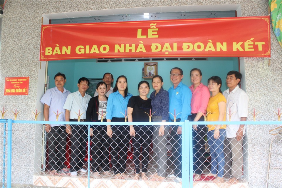 Quang cảnh lễ trao nhà Đại đoàn kết. Ảnh: Trung Hiếu