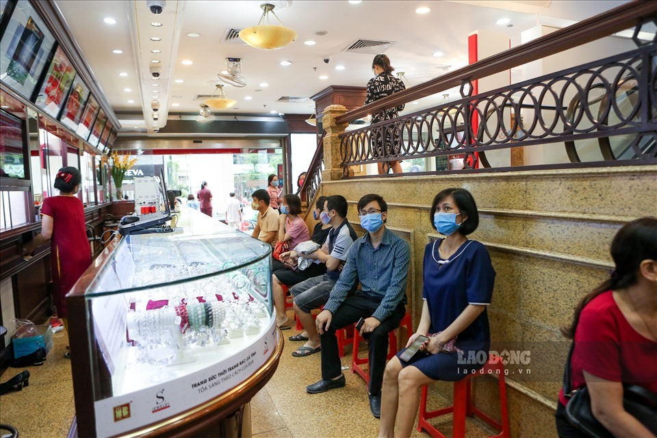 Không khó để bắt gặp cảnh người mua xếp hàng dài tại các cửa hàng. Ảnh: Danh Nhân