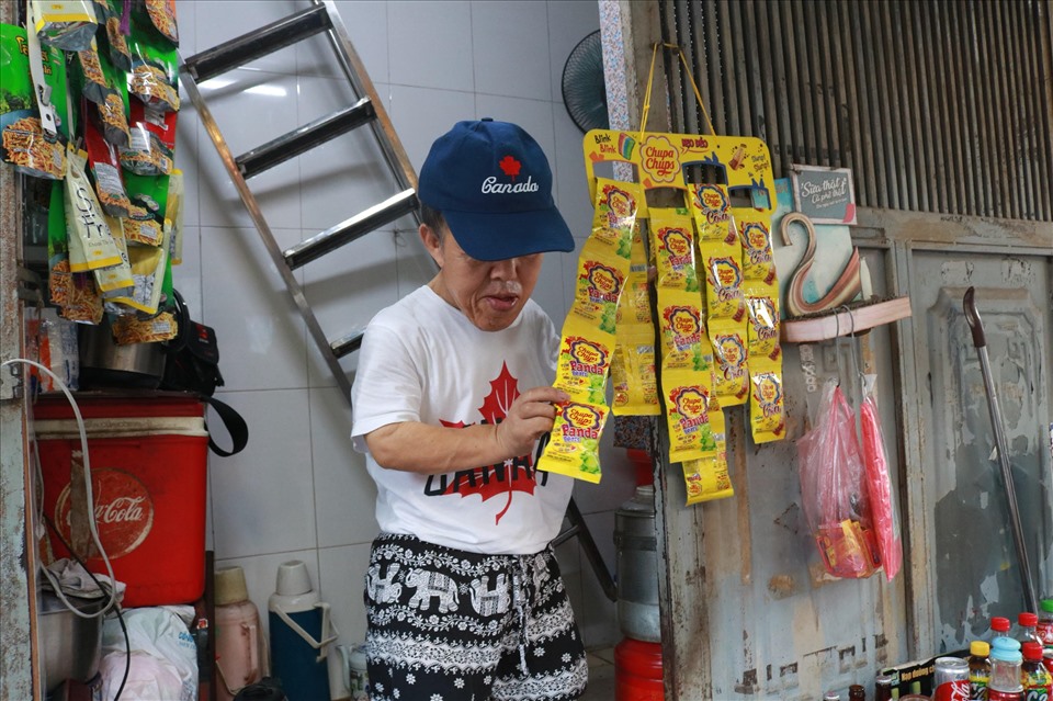 Anh Đinh Văn Phú bên quán nước nhỏ của mình. Ảnh: Kiều Vân