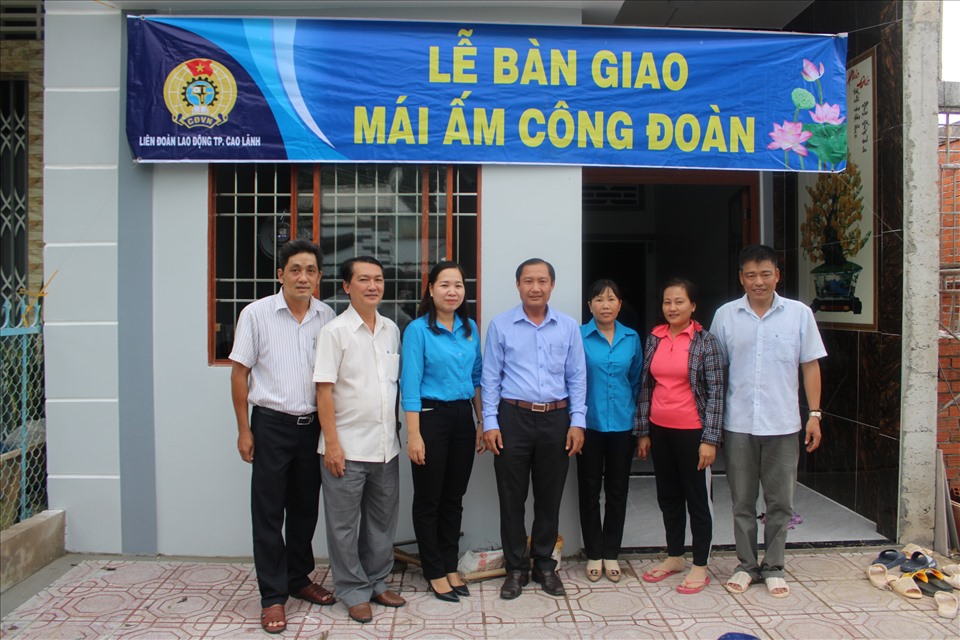 Quang cảnh lễ bàn giao nhà. Ảnh: Trung Hiếu