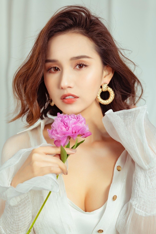 Cô sở hữu vẻ ngoài xinh đẹp, nóng bỏng. Ảnh: NSCC