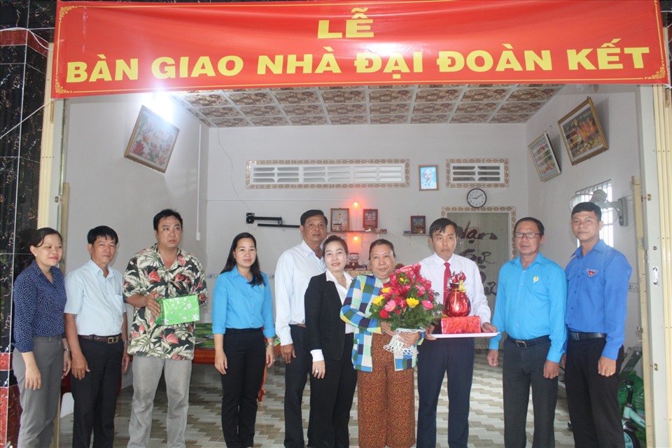 Quang cảnh lễ trao nhà “Tết quân - Dân“. Ảnh: Trung Hiếu