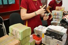 Giá vàng đạt 62 triệu đồng/lượng, người dân vẫn xếp hàng chờ mua