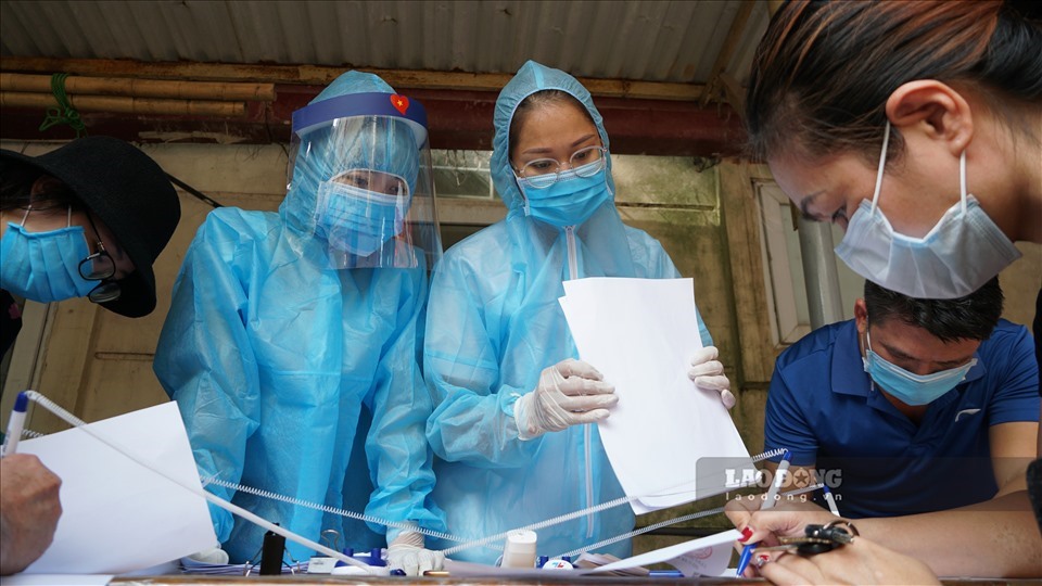 Người dân Hà Nội về từ Đà Nẵng đi test nhanh COVID-19. Ảnh: Tạ Quang