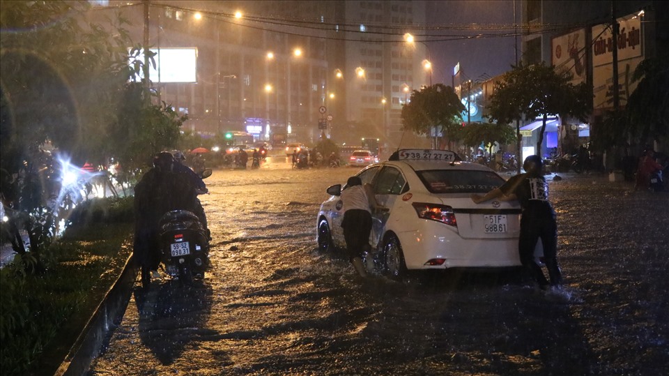 Xe ô tô chết máy trên đường Nguyễn Hữu Cảnh