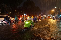Mưa từ chiều đến đêm, đường phố TP HCM ngập kinh hoàng