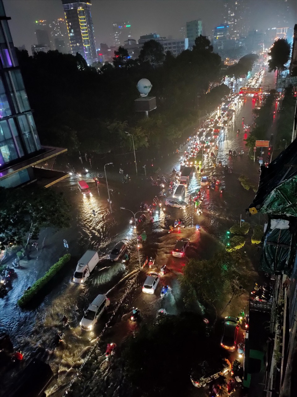 Khu vực trung tâm quận 1, đoạn đường Lê Lai cũng chìm ngập trong nước gây ùn ứu giao thông đến hơn 21 giờ