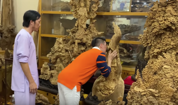 Bộ sưu tập gỗ trầm hương của NSƯT Hoài Linh. Ảnh: Cắt từ clip.
