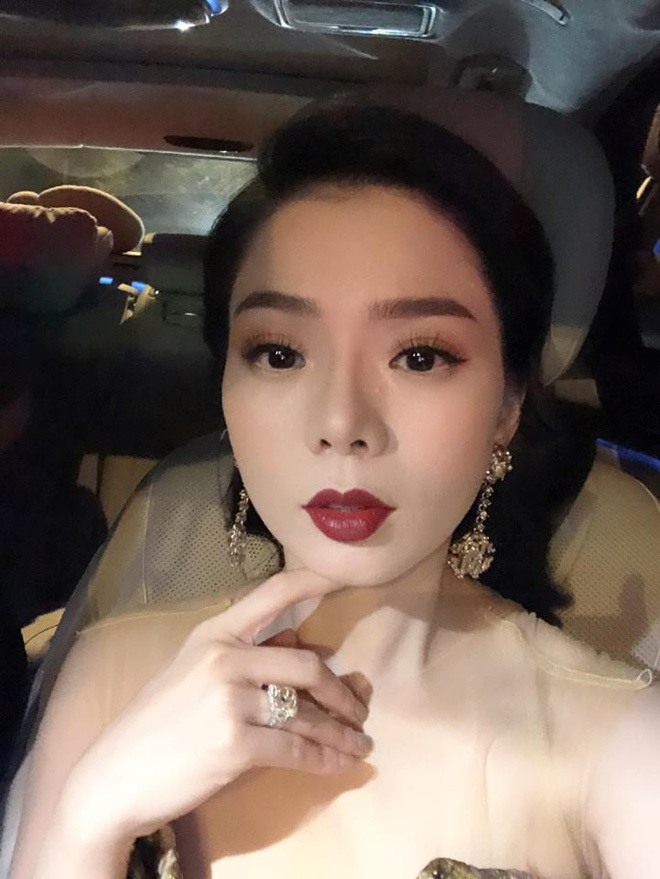 Nhẫn kim cương giá trị của Lệ Quyên. Ảnh: Cắt từ clip.