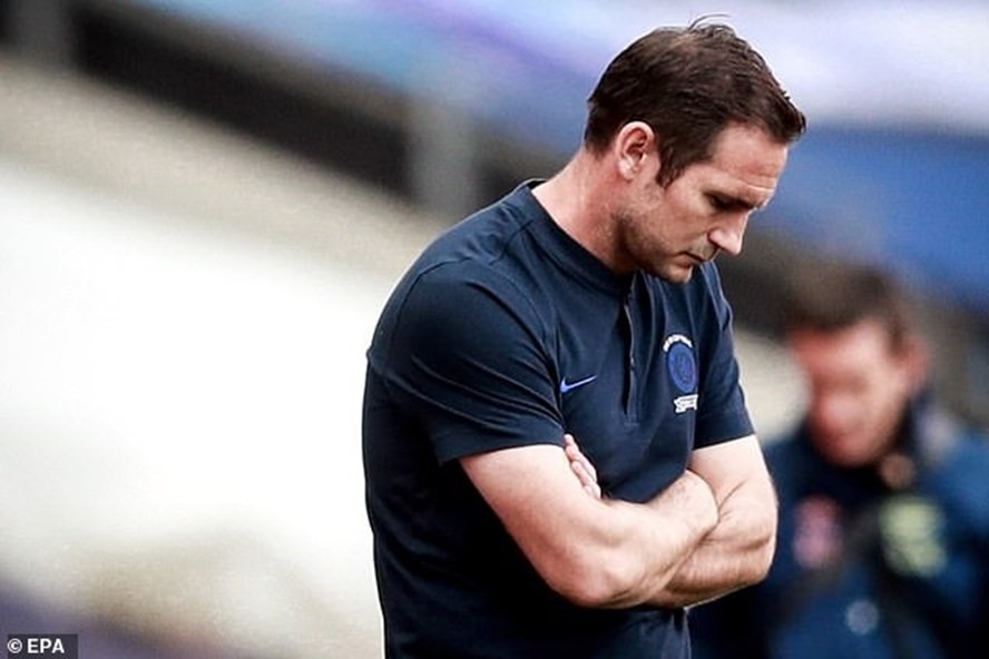 Huấn luyện viên Frank Lampard từng phàn nàn các trọng tài chính không tự xem lại băng hình từ khu vực . Ảnh: EPA.