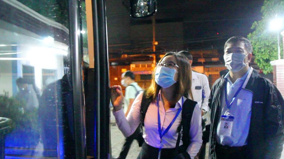 Các giảng viên Trường Đại học Văn Hiến phải di chuyển từ nửa đêm để kịp giờ xuất phát. Ảnh: Chân Phúc