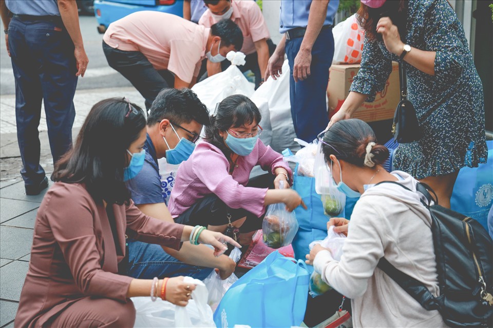 Trường Đại học Luật TPHCM chuẩn bị đầy đủ tài liệu, vật dụng thiết yếu, đồ ăn sáng cho cán bộ. Ảnh: Tuệ Nhi