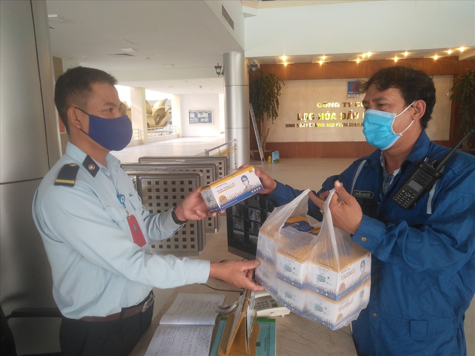 Công ty BSR cung cấp khẩu trang cho nhân sự bảo vệ Công ty PVS tại các tòa nhà làm việc. Ảnh: CĐ BSR