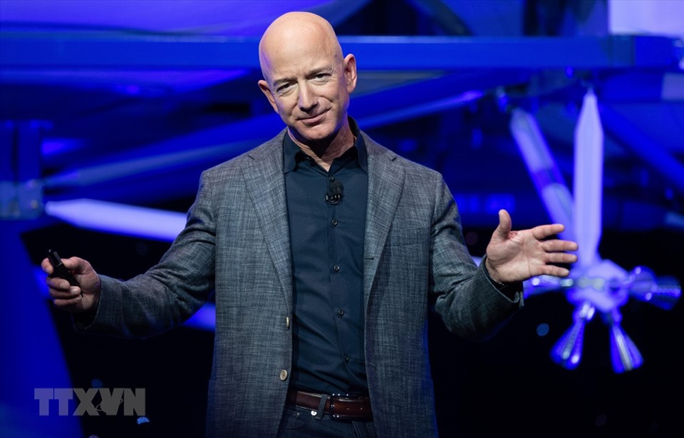 Đứng đầu danh sách tỉ phú thế giới hiện là Jeff Bezos - CEO Amazon, chủ sở hữu của Washington Post. Khác với nhiều tỉ phú thế giới, Jeff Bezos - người đàn ông giàu nhất hành tinh ngày càng giàu có nhờ đại dịch COVID-19. Nhu cầu mua sắm trực tuyến đang ở mức cao nhất mọi thời đại dẫn đến giá cổ phiếu của Amazon ngày càng tăng. Ảnh: TTXVN