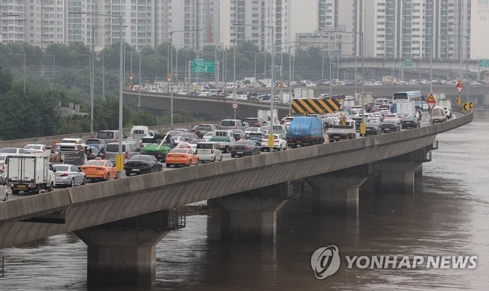 Xe ô tô di chuyển chậm chạp trên đường cao tốc Gangbyeon ngày 7.8. Ảnh: Yonhap