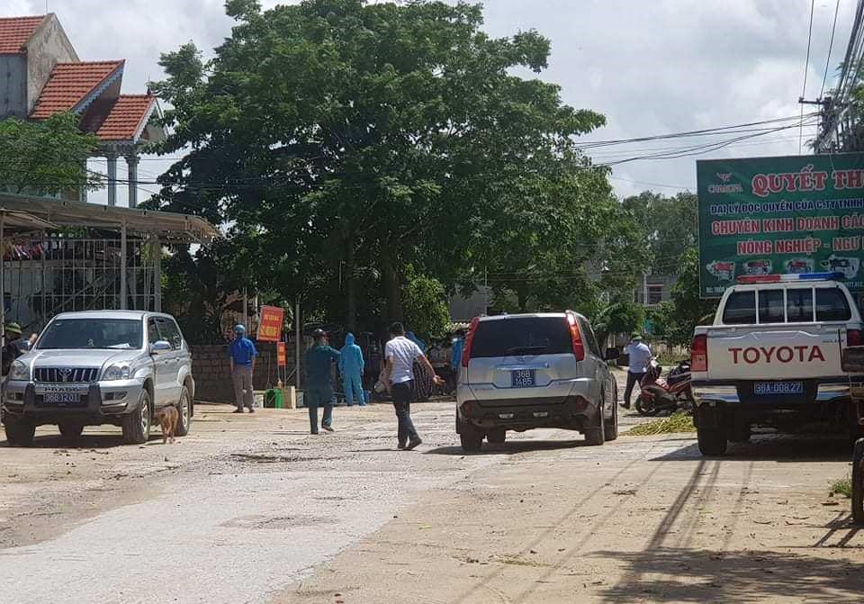 Lực lượng chức năng tiến hành phun thuốc khử trùng và triển khai các biện pháp y tế tại khu phố nơi bệnh nhân số 748 ở. Ảnh: Q.D