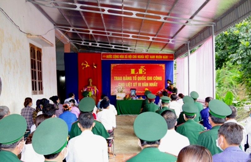 Lễ trao Bằng Tổ quốc ghi công cho liệt sĩ Vi Văn Nhất. Ảnh: B.T.H