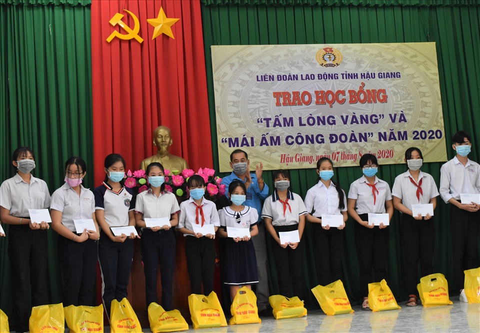Trao quà cho các em học sinh, sinh viên vượt khó học giỏi năm học 2019-2020. Ảnh: Thành Nhân