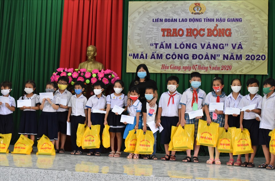 Trao quà cho các em học sinh, sinh viên vượt khó học giỏi năm học 2019-2020. Ảnh: Thành Nhân