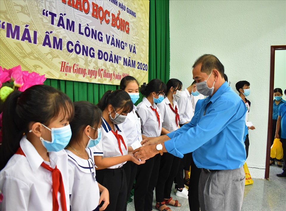 Phó Chủ tịch LĐLĐ tỉnh Hậu Giang Kiều Văn Thọ trao học bổng cho các em học sinh,.. Ảnh: Thành Nhân