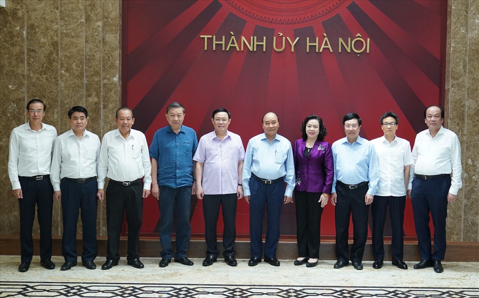 Thủ tướng, lãnh đạo Chính phủ và lãnh đạo Thành phố Hà Nội. Ảnh: VGP/Quang Hiếu