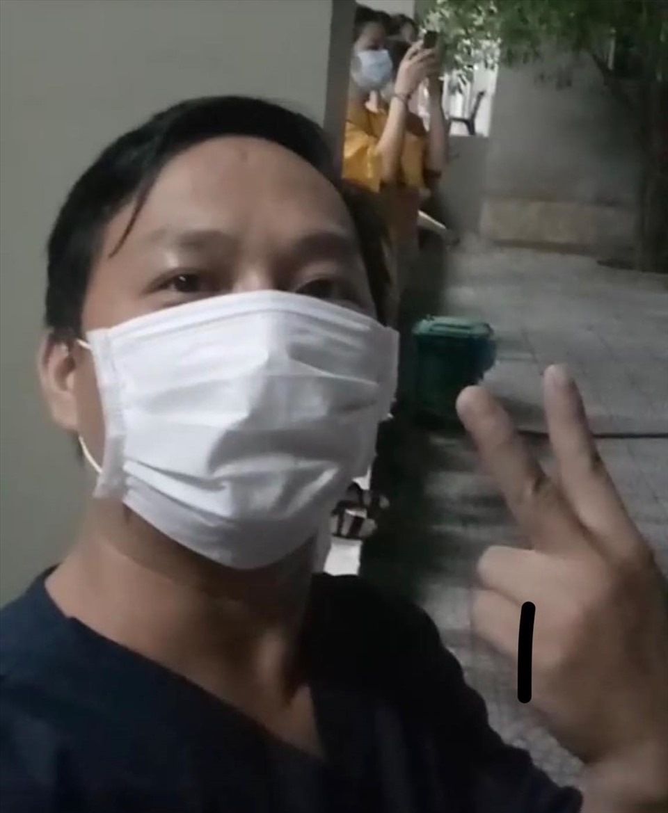 Một bác sĩ bày tỏ niềm vui trước thời điểm dỡ bỏ lệnh cách ly. Ảnh cắt từ clip