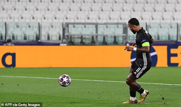 Depay không bỏ lỡ cơ hội. Ảnh: Getty.