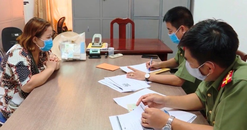 Công an tỉnh Bà Rịa-Vũng Tàu làm việc với bà T.T.T để làm rõ hành vi người này đăng tải thông tin sai sự thật về dịch Covid-19 lên Facebook. Ảnh: Công an cung cấp