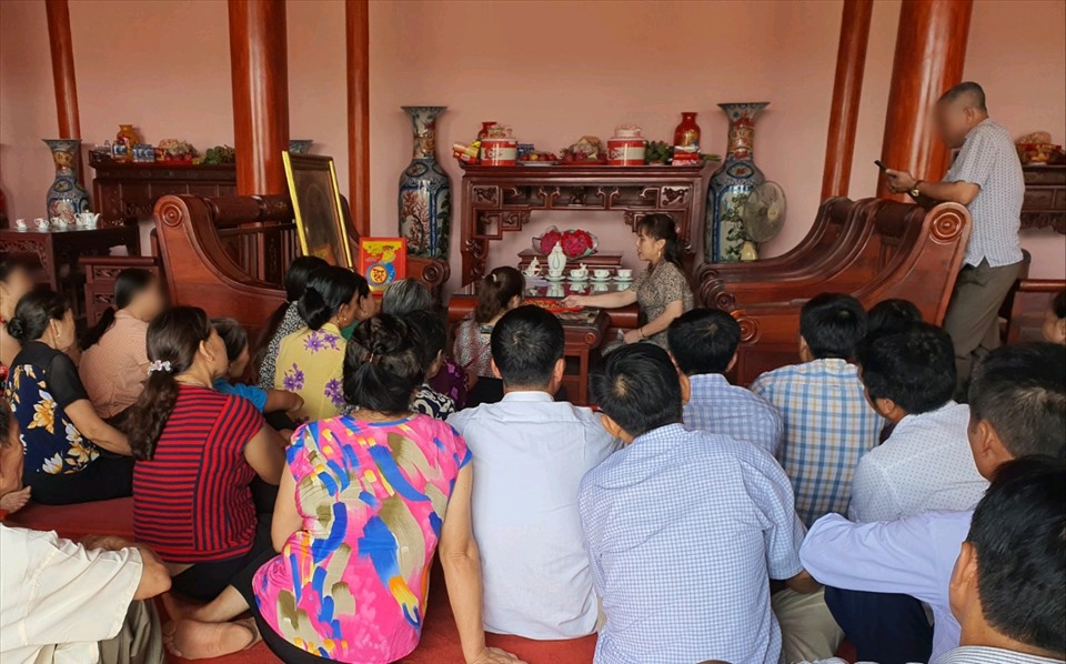Mỗi tháng 2 lần, các buổi giải hạn của “cô Năng” thu hút hàng trăm người tới dự.