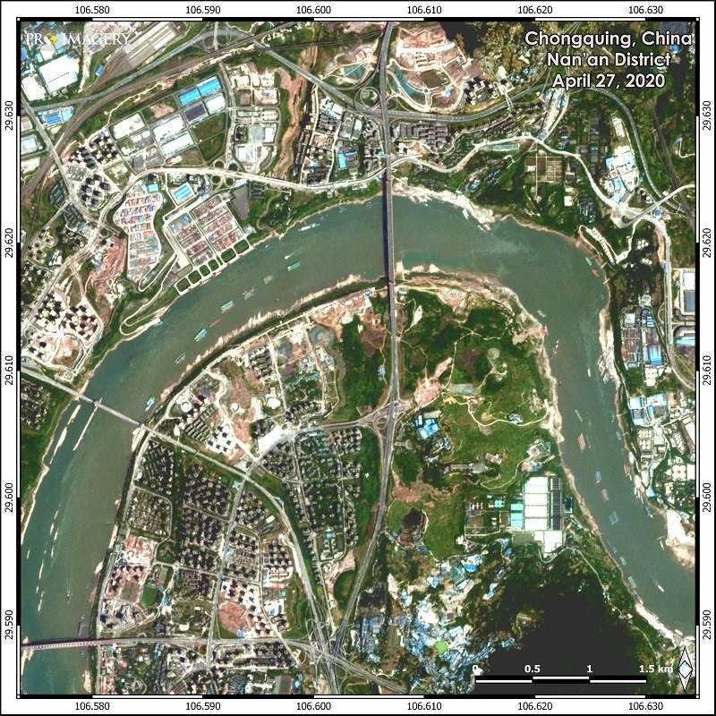 Ảnh vệ tinh chụp quận Nam Ngạn ở Trùng Khánh trước và sau lũ.