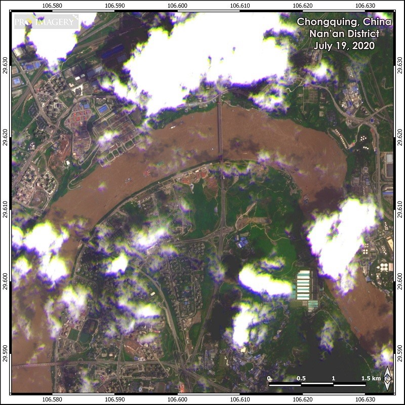 Ảnh vệ tinh chụp quận Nam Ngạn ở Trùng Khánh trước và sau lũ.