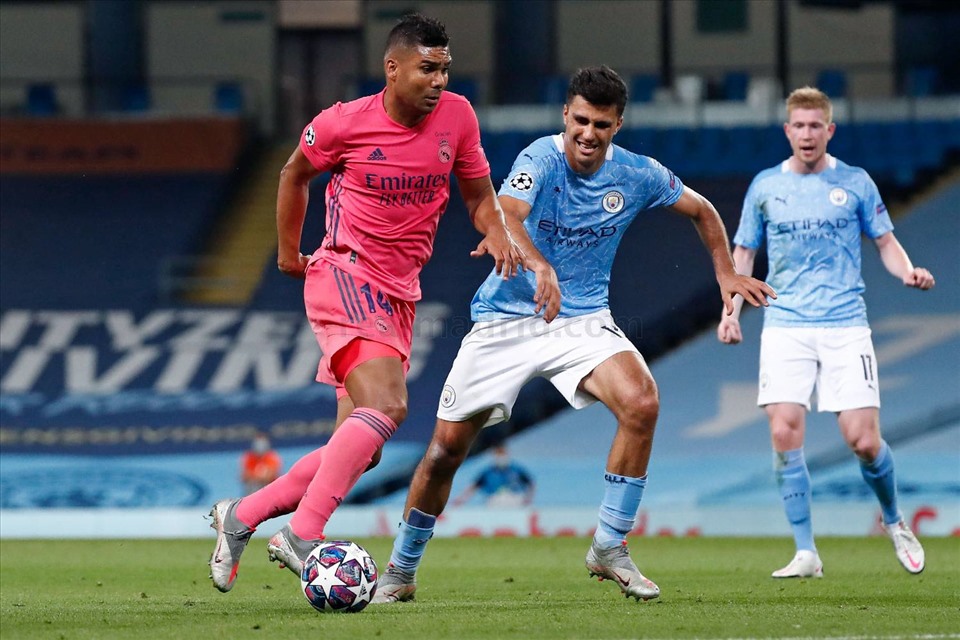 Casemiro (trái) chơi lúng túng, nhiều lần chuyền hỏng và mất vị trí. Ảnh: realmadrid.com