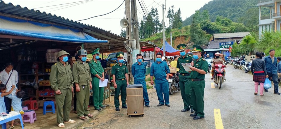 Lực lượng chức năng tiến hành tuyên truyền phòng, chống dịch COVID-19. Ảnh BĐBP