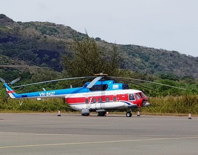 Máy bay trực thăng đã vận chuyển đề thi tốt nghiệp THPT cùng 27 người làm nhiệm vụ phục vụ kỳ thi đã ra đến huyện Côn Đảo an toàn. Ảnh: Long Bạch