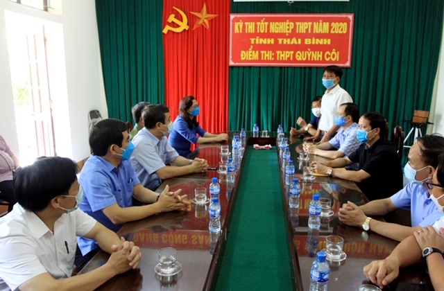 Kiểm tra công tác chuẩn bị kì thi THPT tại điểm thi Trường THPT Quỳnh Côi. Ảnh GD