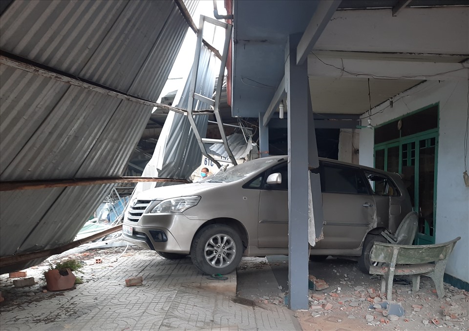 Xe ô tô 7 chỗ bị xe ben tông gây hưng hỏng nặng.