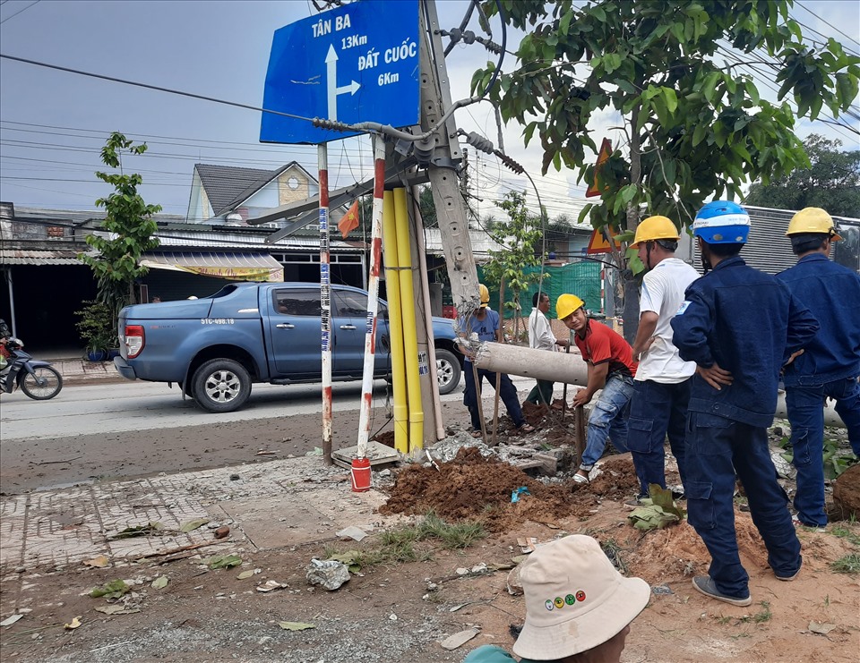 Đơn vị điện lực có mặt khắc phục sự cố. Ảnh: Đình Trọng