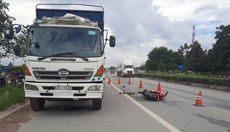Hiện trường vụ tai nạn trên đường ĐT 747B khiến người bảo vệ tử vong trên đường đi làm về. Ảnh: Đình Trọng