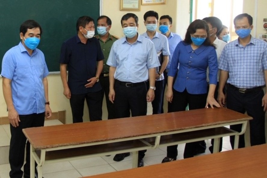 Lãnh đạo tỉnh Thái Bình kiểm tra phòng thi tại điểm thi Trường THPT Quỳnh Côi. Ảnh GD