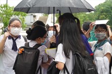 Thí sinh TPHCM "đội mưa" trong ngày đầu làm thủ tục thi tốt nghiệp THPT