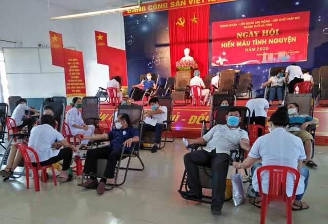 Chương trình đã thu về hơn 300 đơn vị máu. Ảnh: CĐ.