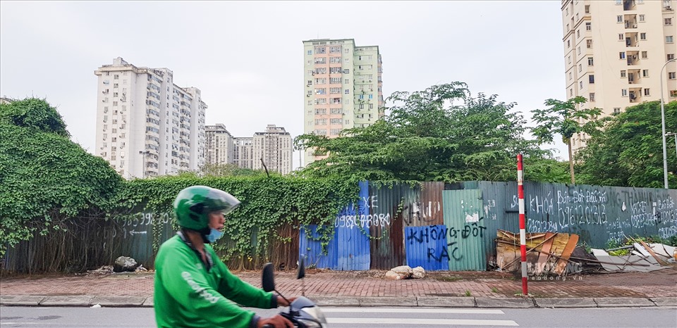 Dự án vẫn được quây tôn trong thời gian dài.