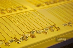 Giá vàng hôm nay 9.8: Tiếp tục lao dốc, có phải tín hiệu đáng lo?