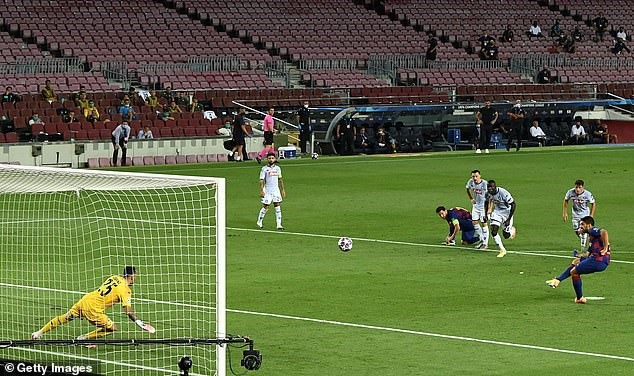 Suarez không phạm sai lầm. Ảnh: Bleacher.