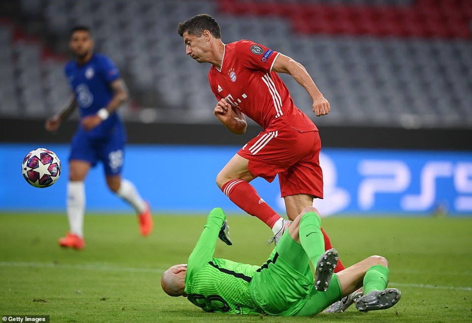 Lewandowski mở tỉ số. Ảnh: Getty/Reuters